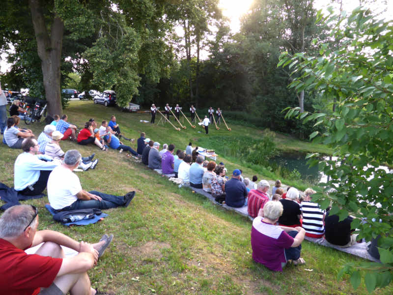 Die Alphornbläser Dinkelsbühl spielen 2015 eine Serenade in Gerolfingen