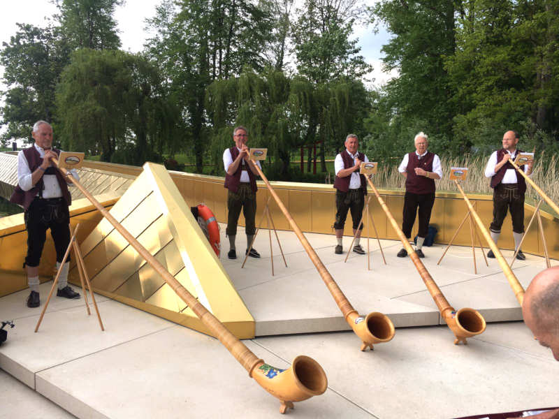Die Alphornbläser Dinkelsbühl spielen zur Eröffnung der Gartenschau Wassertrüdingen 2019